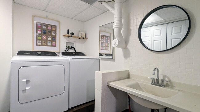 Building Photo - 1030 Casa Dr