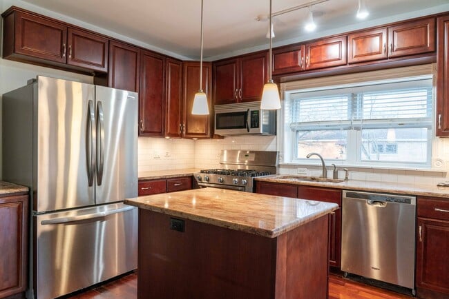 Building Photo - Gorgeous 5 Bedroom / 4 Full Bath Home along Chicago River