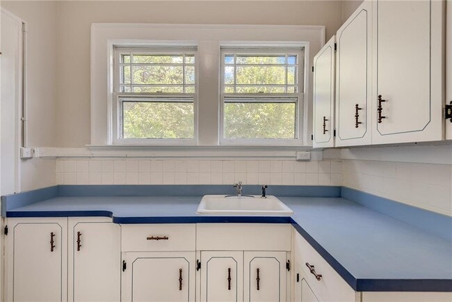 Building Photo - 812 Adair Ave NE