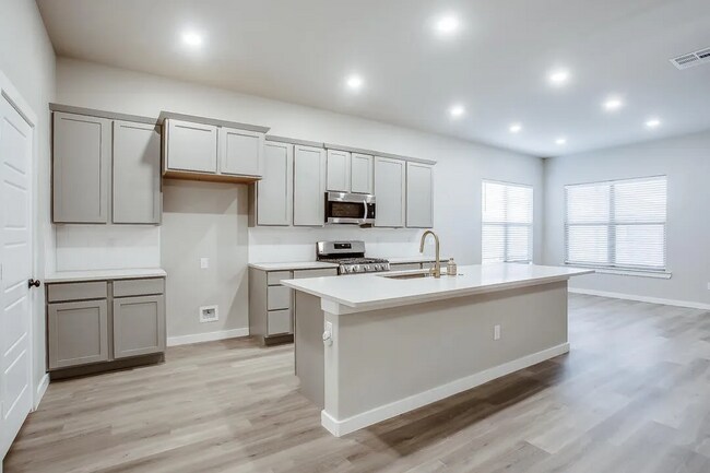 Building Photo - Amazing Four Bedroom in South Lubbock - Ab...