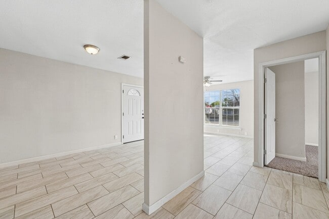 Building Photo - 915 Stonegate Dr
