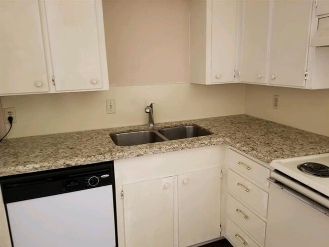 Building Photo - 2 Bed + 1 Bath - Spacious Townhome  close to Campus and Park