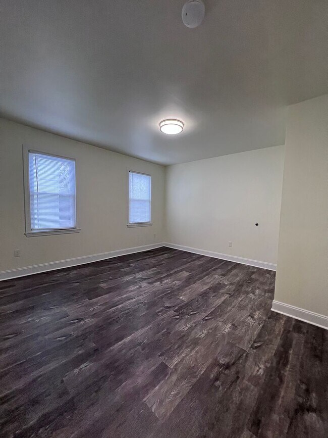 Building Photo - Updated 5BR 3bath house with off street parking!