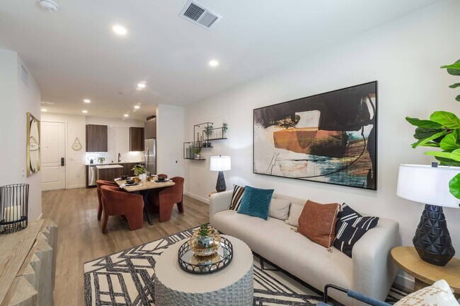 Relax and entertain in a generously sized living room, offering ample space for comfort and style. - Windsor Rancho PQ