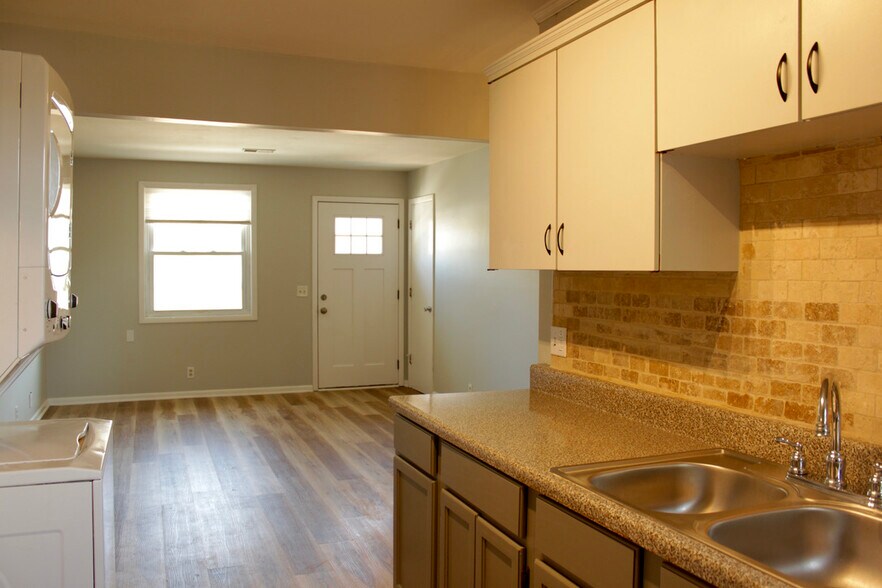 Building Photo - 1401 22nd Ave N