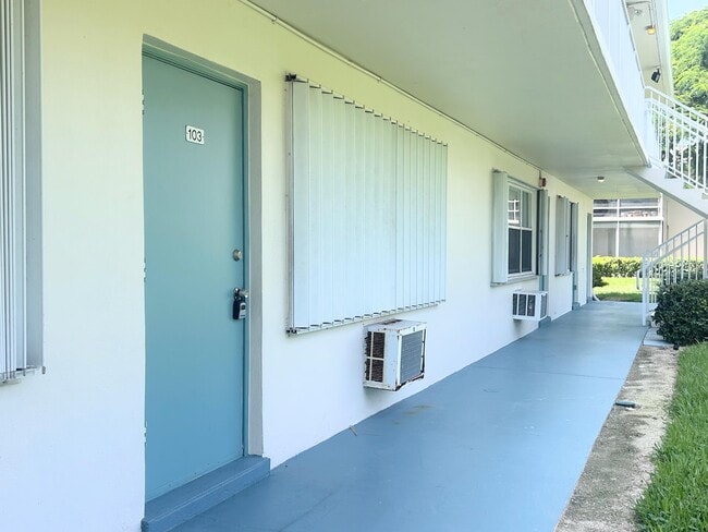 Building Photo - 200 Horizon W