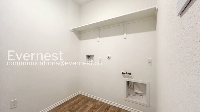 Building Photo - 320 Santo Domingo Rd