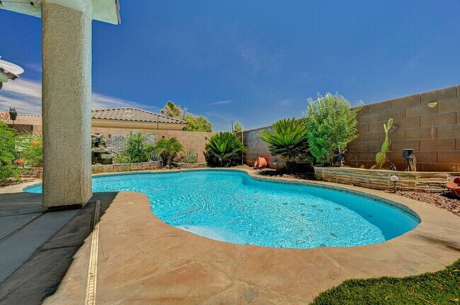 Building Photo - 10588 Isola Bella St