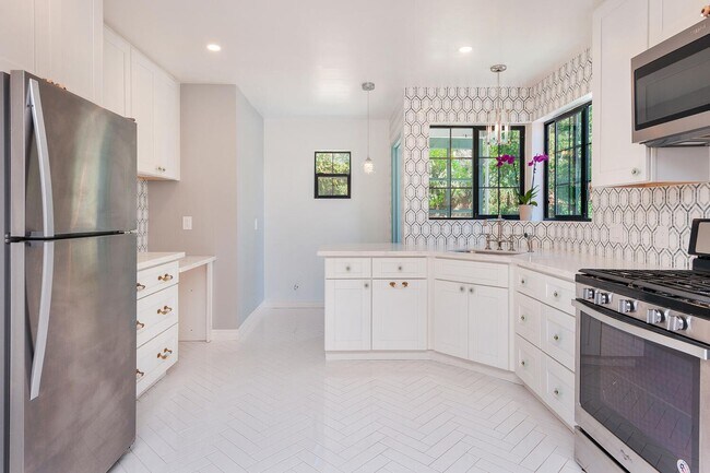 Building Photo - Beautifully renovated upstairs unit in South Mission Hills!  A MUST-SEE!