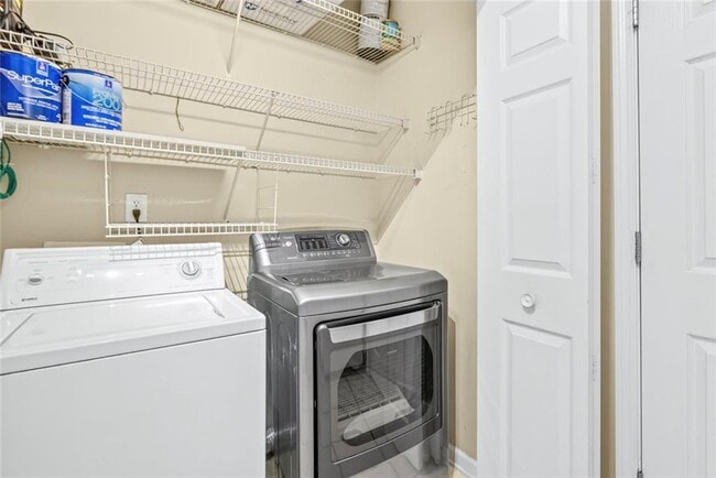 Building Photo - 955 Juniper St NE