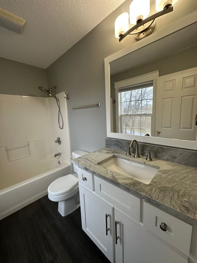 Building Photo - 4 Bedroom/3 Bathroom House in Piney Flats, TN