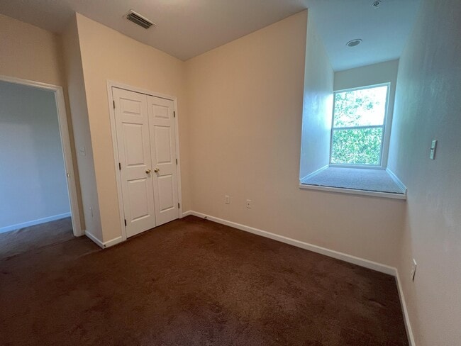 Building Photo - 1147 N Bayshore Dr