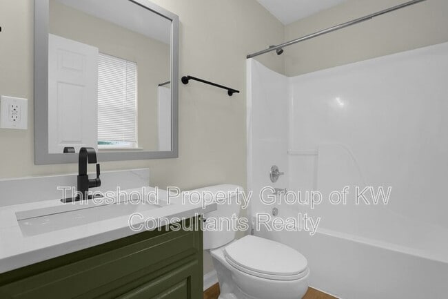 Building Photo - 1352 N 6th St