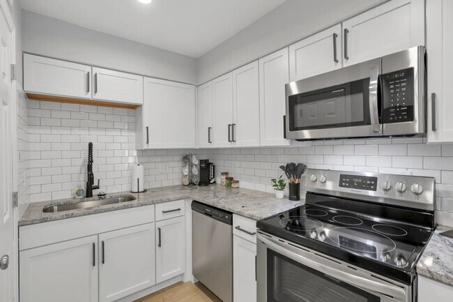 Building Photo - 380 Forest St