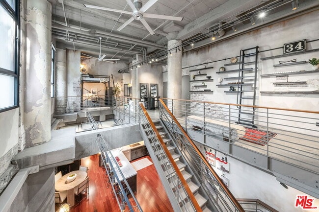 Building Photo - 330 W 11th St