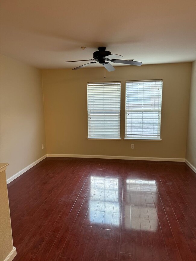 Building Photo - Vineyard Terrace 1 Bed 1 Bath Condo, Near ...