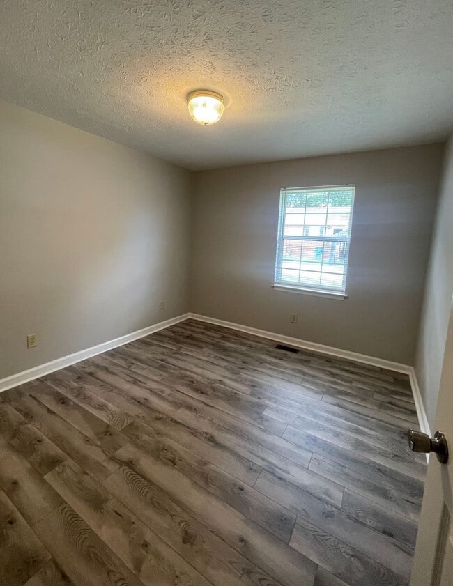 Building Photo - Spacious ranch style 3 bedroom, 2 bath wit...