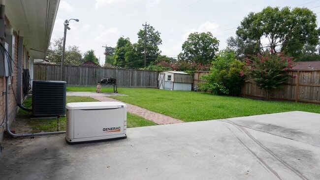 Building Photo - 902 Hidden Valley Dr