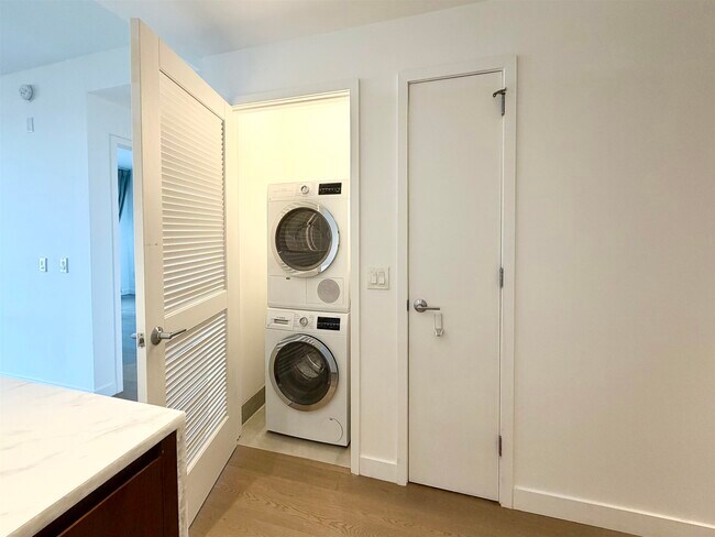 Building Photo - 75 Park Ln S