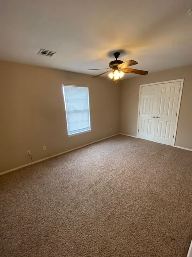 Building Photo - Spacious Duplex in Farmington!