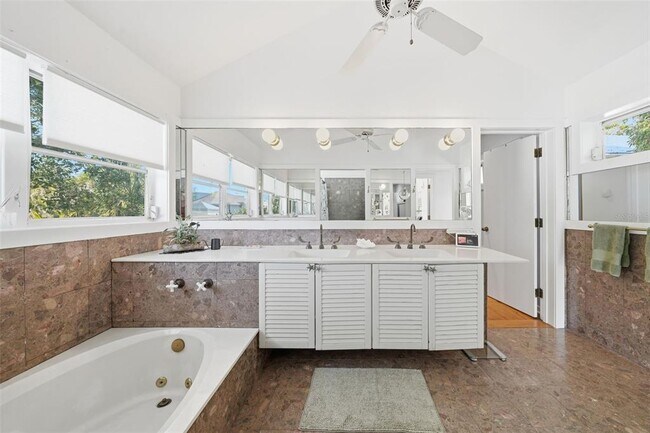 Building Photo - 700 Lands End Dr