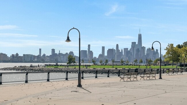 Building Photo - 1025 Maxwell Ln