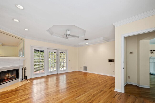 Building Photo - Winter Park Pool Home on half acre lot, st...