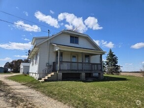 Building Photo - Large 4 Bedroom Farmhouse