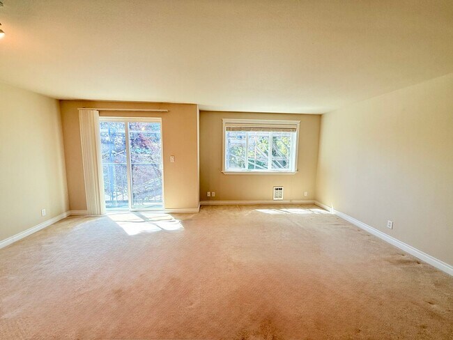 Building Photo - 2200 Thorndyke Ave W