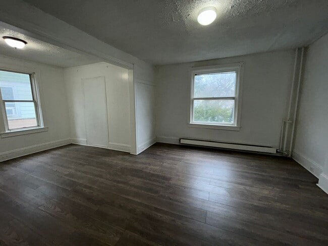 Building Photo - 5 bed 2 bath