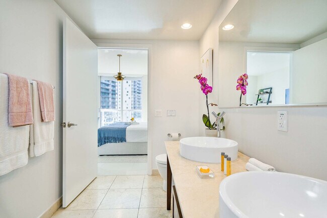 Building Photo - 485 Brickell Ave