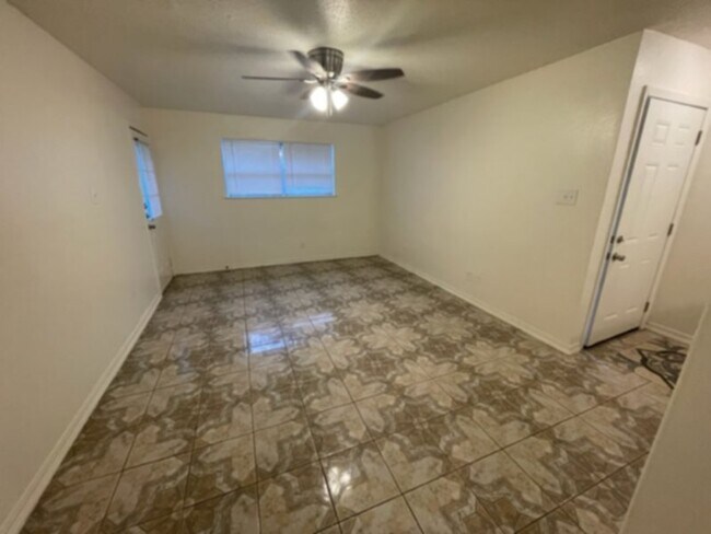 Building Photo - Nice single story fourplex unit in HEB