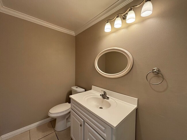 Building Photo - Spacious 3BD/2.5BA Townhouse in UTC W/ 2-C...