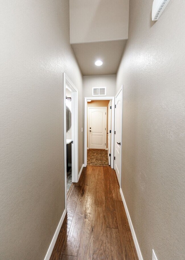 Building Photo - Westside 3 Bed Townhouse in Gold Hill Mesa