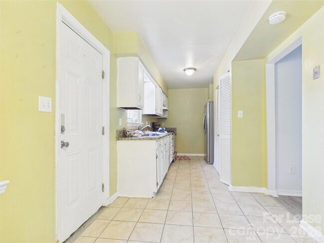 Building Photo - 8811 Hunter Ridge Dr