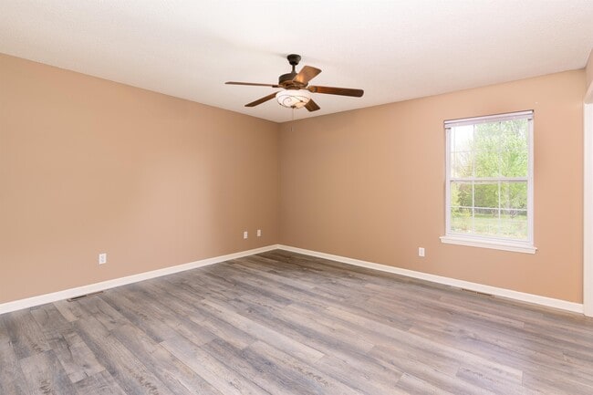 Building Photo - 1305 E Omaha Ct