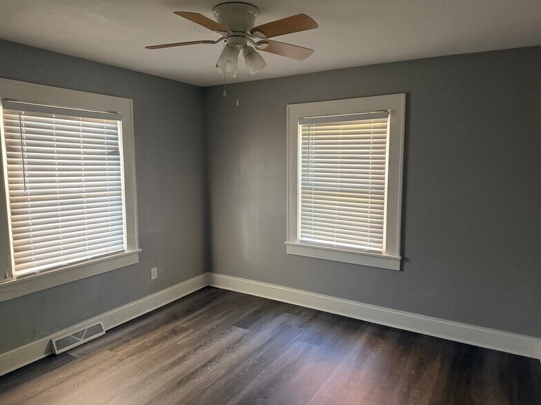 Building Photo - 1828 Statesville Blvd