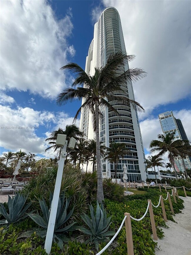 Building Photo - 18201 Collins Ave