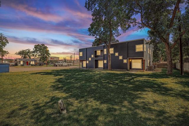 Building Photo - 805 W Chambers St