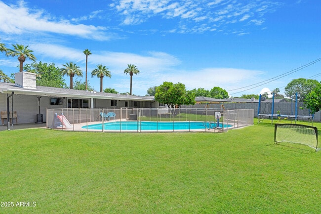 Building Photo - 1021 W Las Palmaritas Dr
