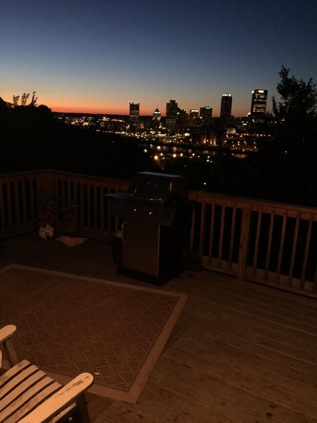 Building Photo - 200 St Thomas St