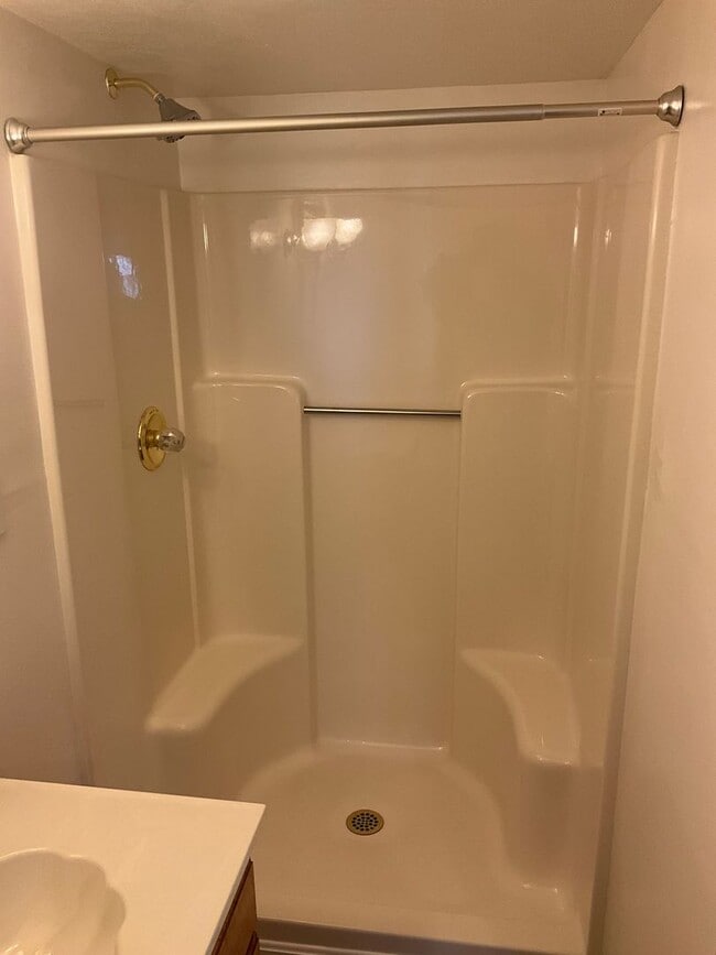 Building Photo - Spacious 3bed 3 bath Split-Level in Bethel...