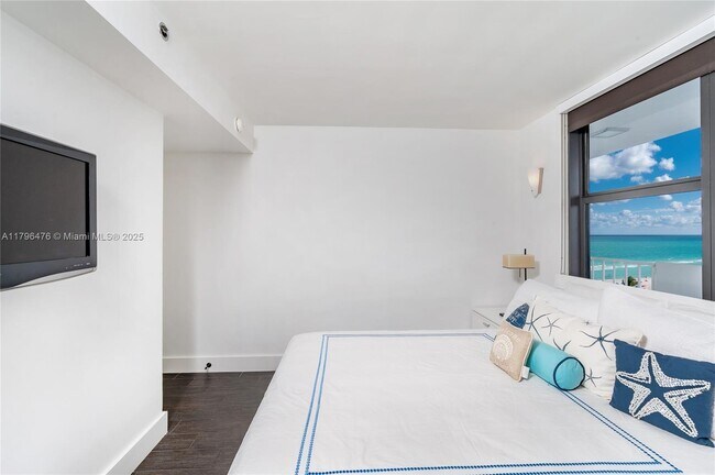 Building Photo - 4301 Collins Ave