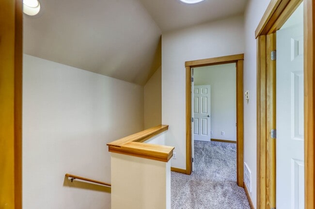 Building Photo - Courtyards Condominium unit in Town