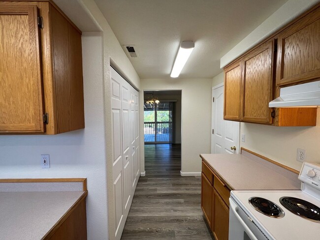 Building Photo - Great 3 Bedroom Home in Green!
