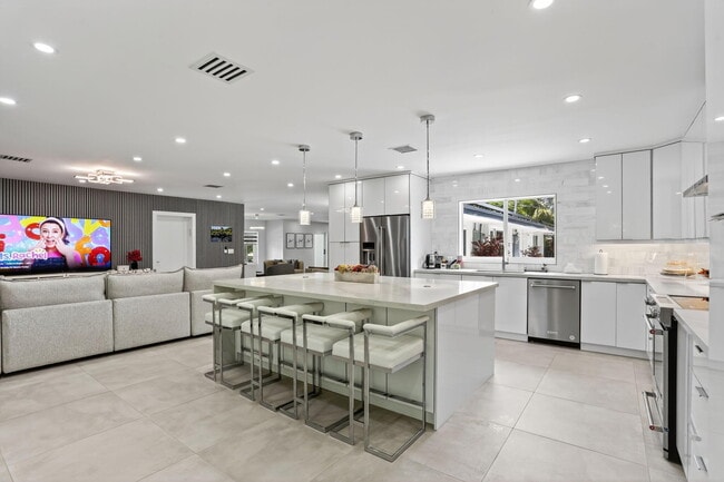 Building Photo - 600 NE 4th St