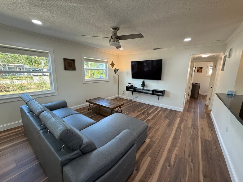 Building Photo - 709 Suzette Dr