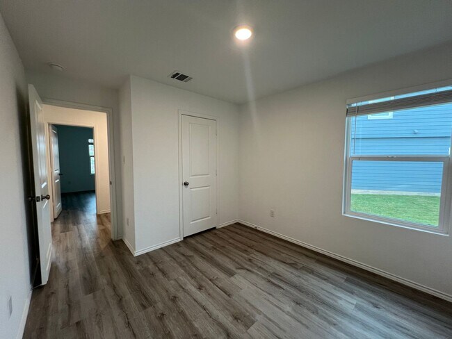 Building Photo - Beautiful 4 bedroom, 2 bath in NBTX