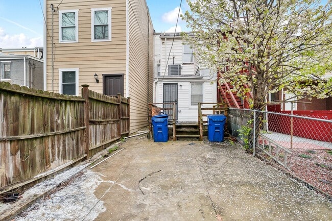 Building Photo - 1418 N Eden St