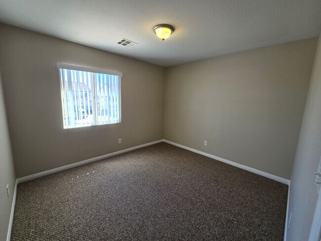 Building Photo - ****Two Weeks FREE RENT **** A Spacious 4 Bedroom House in Iron Mountain Ranch